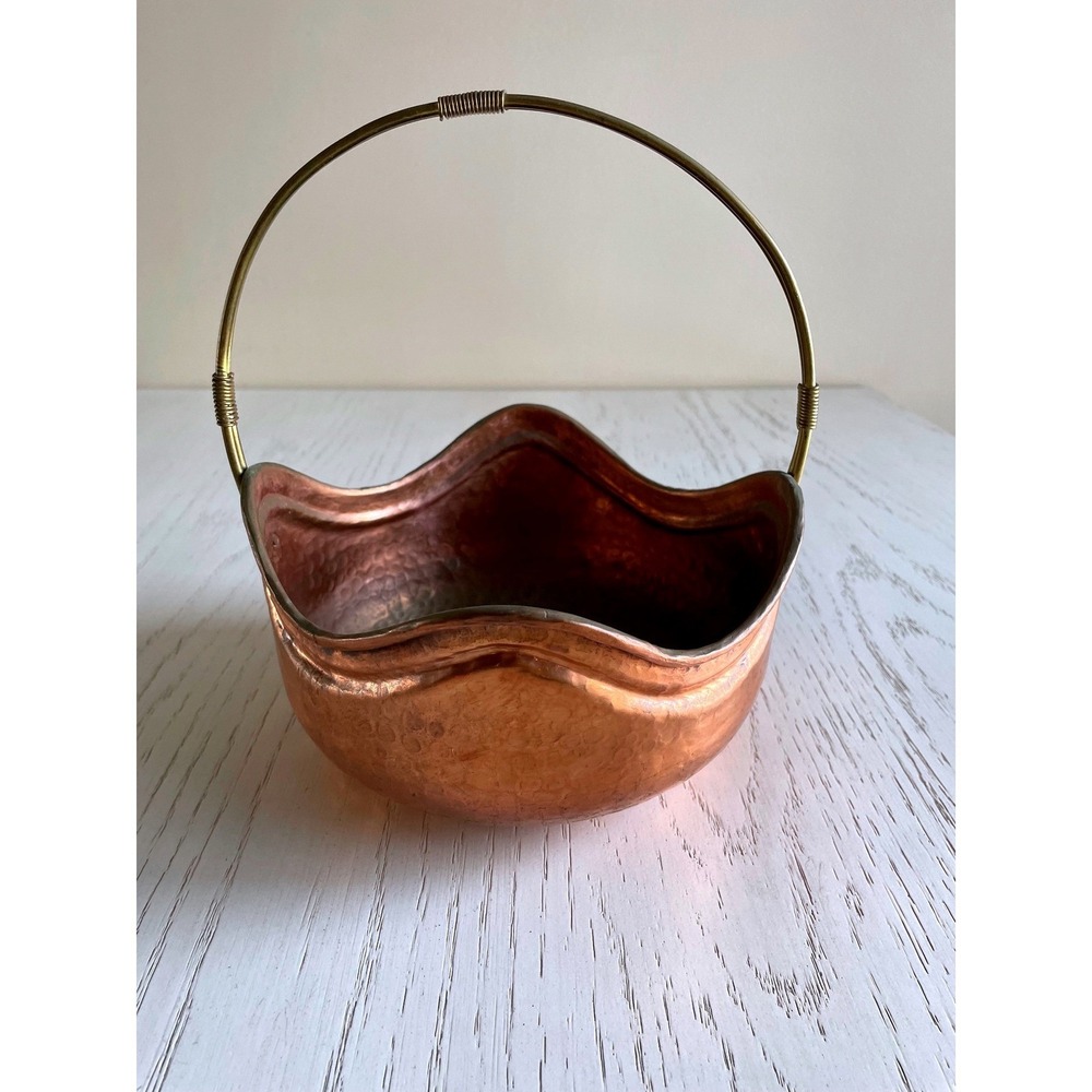 Vintage Hammered Copper Basket with Brass Handle Wavy Rim‎